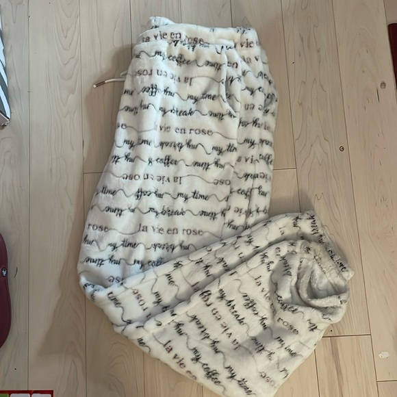 La vie en rose pajama pants⭐️⭐️⭐️⭐️ 
Adjustable waist
Size Xl - Picture 1 of 1